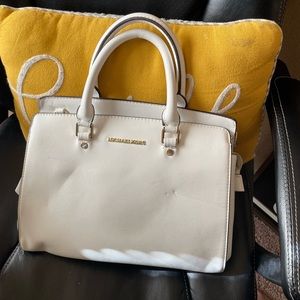 White Michael kors purse in ok condition. Interior is clean